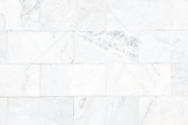 Yüksek çözünürlüklü beyaz mermer duvar deseni. Desen ve arkaplan olarak mermer kullanımdan yapılmış tuğla duvar.