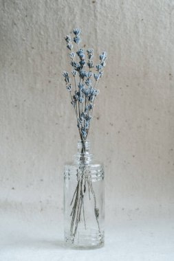 Masadaki cam vazoda lavanta buketi.