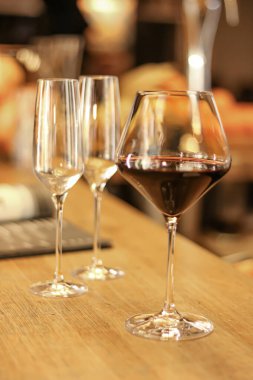 Barda bir kadeh şarap, alkollü içki.