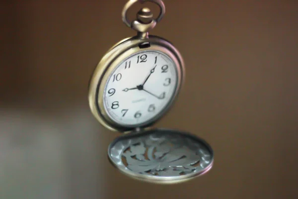 Cerrado un viejo reloj de bolsillo con más ornamentos — Foto de Stock