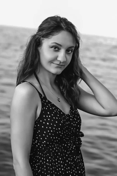 Una chica caminando en la playa en blanco y negro en la playa —  Fotos de Stock