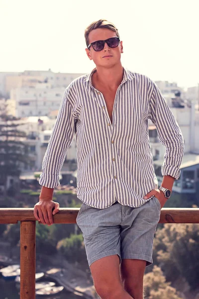Молодий чоловік мода фотосесія на пляжі сонячний день — стокове фото