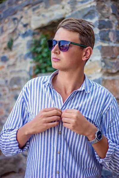 Young man fashion photoshoot at the beach sunny day — Stockfoto