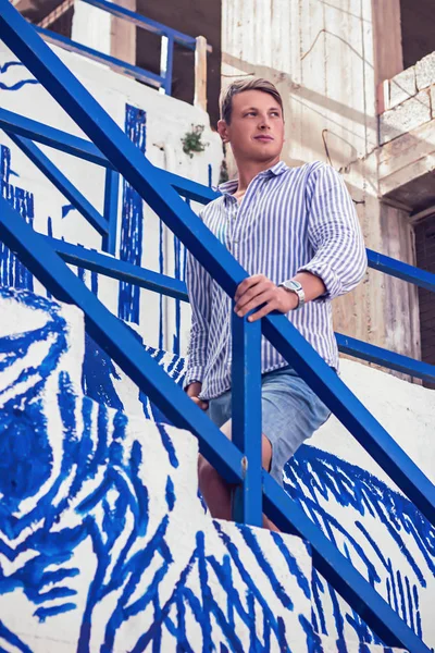 Young man fashion photoshoot at the beach sunny day — Zdjęcie stockowe