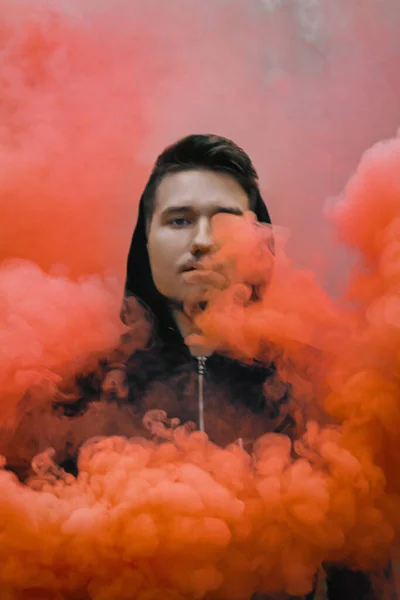 Хлопець з барвистим димом в лісі вранці — стокове фото