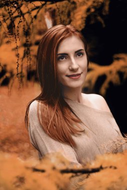 Ormanda rahatlamış mutlu bir kız Automn.