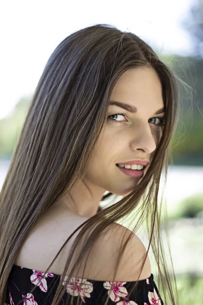 Una hermosa chica sonriendo retrato en el parque —  Fotos de Stock