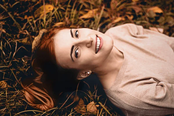 Uma menina feliz relaxado na floresta Automn — Fotografia de Stock