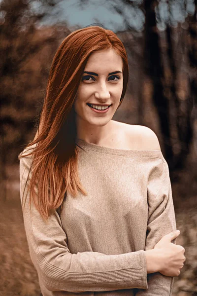 Una chica feliz relajada en el bosque Automn —  Fotos de Stock