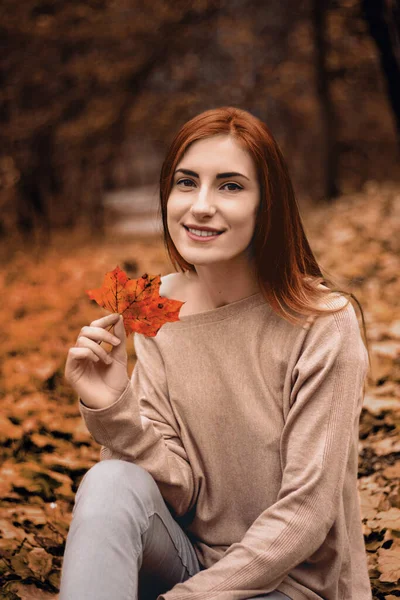 Šťastná dívka uvolněná v lese Automn — Stock fotografie