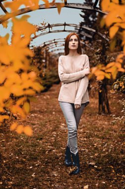 Ormanda rahatlamış mutlu bir kız Automn.