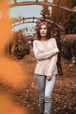 Ormanda rahatlamış mutlu bir kız Automn.