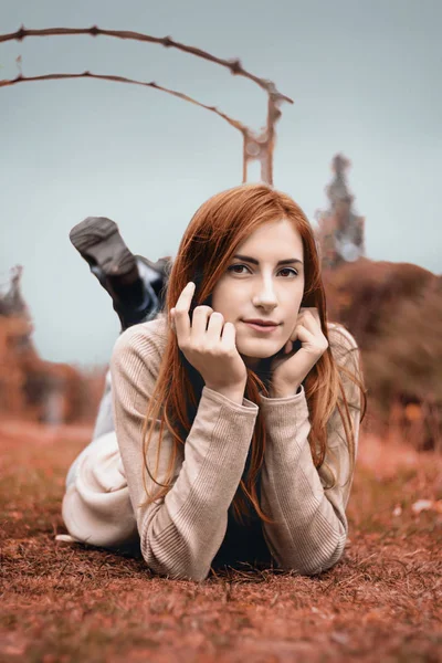 Una chica feliz relajada en el bosque Automn —  Fotos de Stock