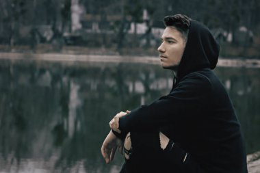 Gündüzleri ormanda dinlenen bir adam.