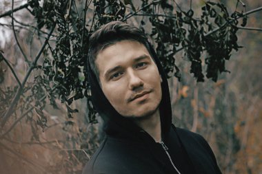 Gündüzleri ormanda dinlenen bir adam.