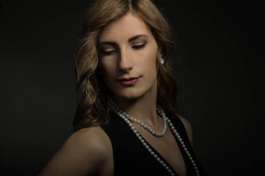 Stüdyoda zarif bir kız portresi