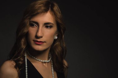 Stüdyoda zarif bir kız portresi