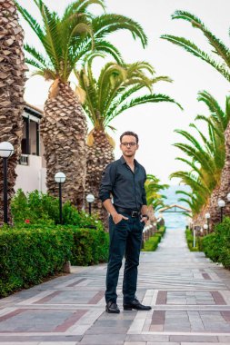 Klasik bir adam. Tatilde biraz dinleniyor.