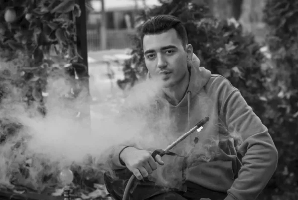 Mężczyzna palenie hookah w kawiarni i relaks — Zdjęcie stockowe
