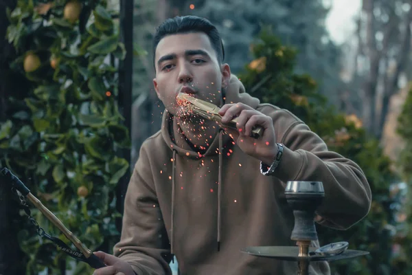 Um homem fumando narguilé no café e relaxante — Fotografia de Stock