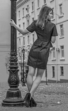 Büyük şehirde yürüyen güzel bir kız.