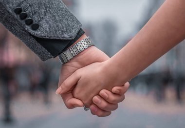 Romantik bir çift hafta sonu şehirde yürüyor.