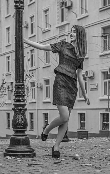 Krásná dívka kráčející ve velkém městě — Stock fotografie