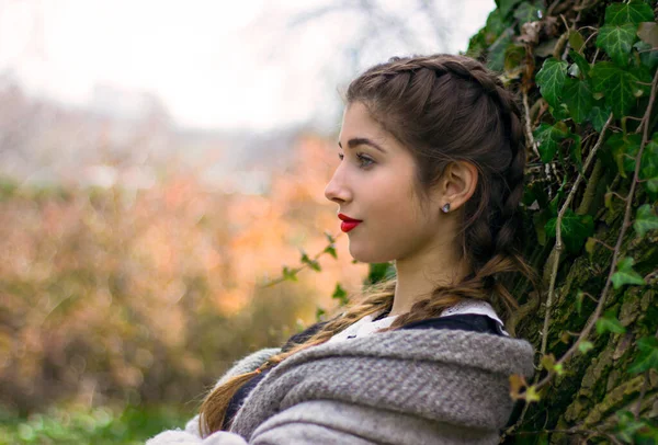 Una hermosa mujer jugando en el parque en el día soleado —  Fotos de Stock