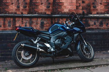 Duvarın yanına park etmiş güzel siyah bir bisiklet.