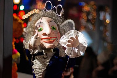 Harika bir erkek kukla dansı.