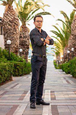 Klasik bir adam. Tatilde biraz dinleniyor.