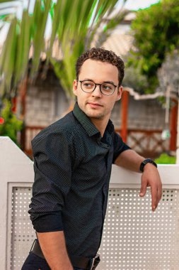 Klasik bir adam. Tatilde biraz dinleniyor.