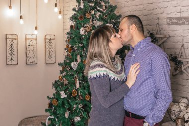 Genç, tatlı, aşık çift Noel 'de öpüşüyor.