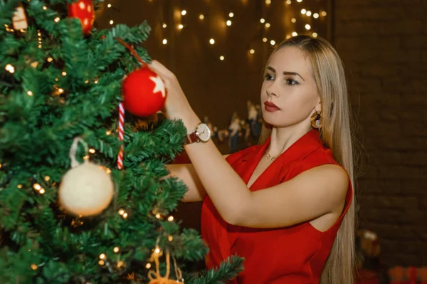 Mulher Feliz Decorar Árvore Natal Casa — Fotografia de Stock