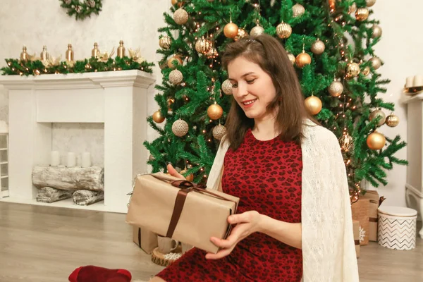 Menina Feliz Abrindo Presentes Natal Casa — Fotografia de Stock