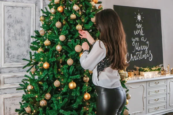 Mulher Feliz Decorar Árvore Natal Casa — Fotografia de Stock