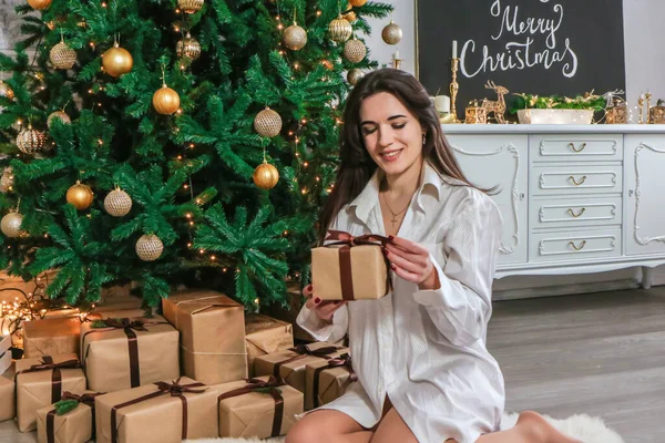 Menina Feliz Abrindo Presentes Natal Casa — Fotografia de Stock