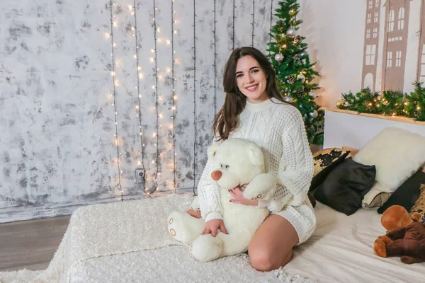 Jovem Mulher Urso Abraço Natal — Fotografia de Stock