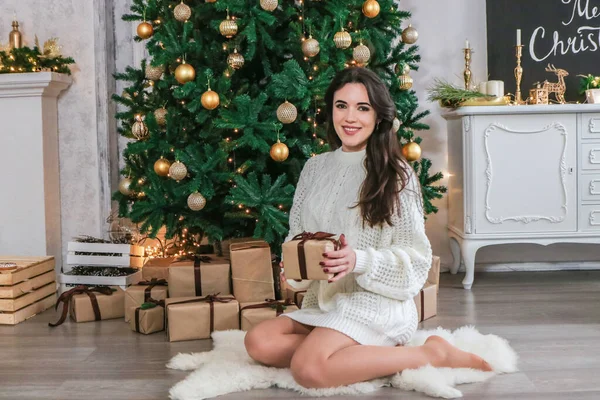 Menina feliz abrindo presentes de Natal em casa foto — Fotografia de Stock