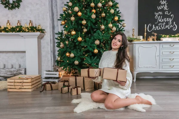 Menina feliz abrindo presentes de Natal em casa foto — Fotografia de Stock
