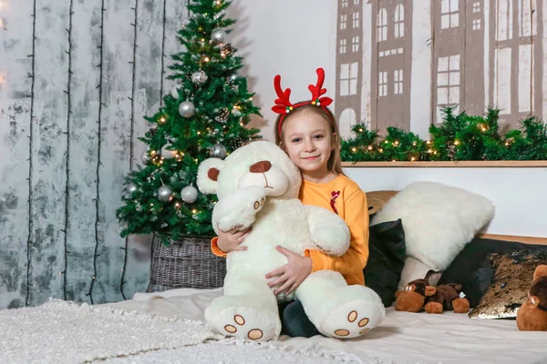 Mała Dziewczynka Przytulić Niedźwiedź Boże Narodzenie — Zdjęcie stockowe