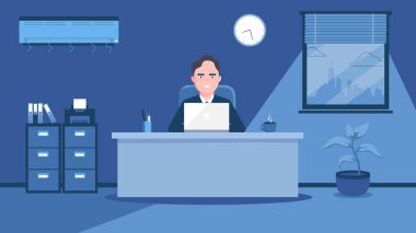 Bir adam masasında çalışıyor mavi çizim.