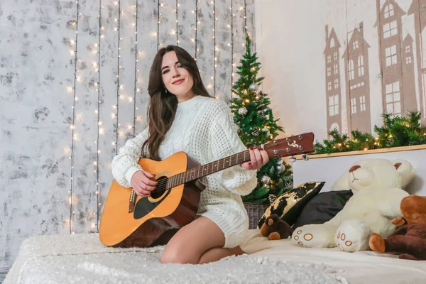Feliz gitl tocando guitarra na foto de Natal — Fotografia de Stock