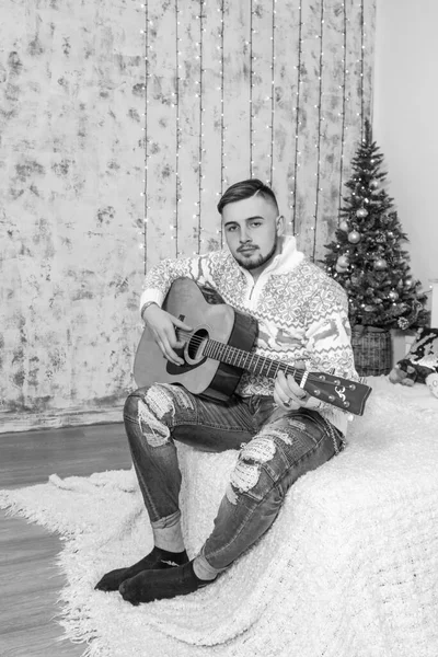 Menino feliz tocando guitarra na foto de Natal — Fotografia de Stock