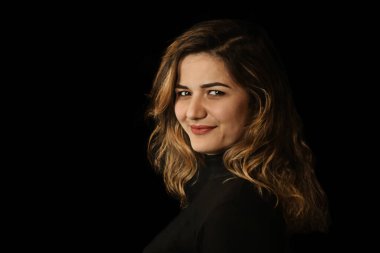 Siyah arka planda güzel bir kız portresi