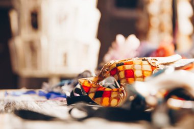 kadın karnaval maskesi ile gece arka plan