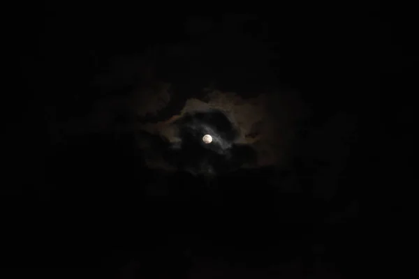 Середине Тёмного Неба Видна Луна Освещающая Облака Дающие Свет — стоковое фото