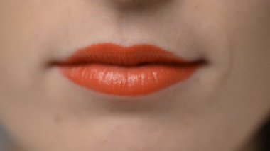 Güzel gülümseme. Genç bir kadının dudakları gülümsüyor. HD VIDEO