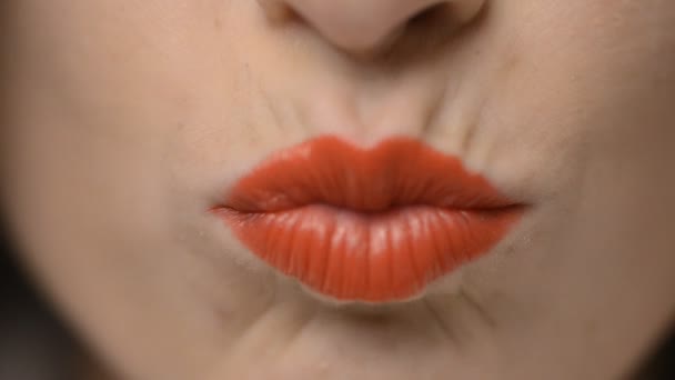 Красные Губы Целуются Поцелуй Молодой Женщины Крупный План Video — стоковое видео