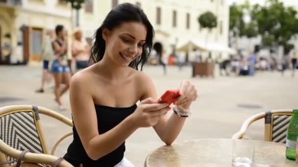 Indah Tersenyum Gadis Bermain Dengan Ponsel Meja Teras Coffee Bar — Stok Video